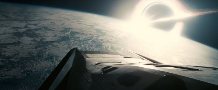 La nave espacial Ranger, descendiendo a uno de los planetas candidato a futuro hogar. En el horizonte, imponente y terrible, el agujero negro Gargantúa.